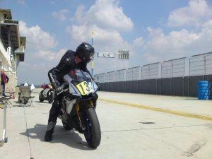 Motorradfahrer in der Boxengasse